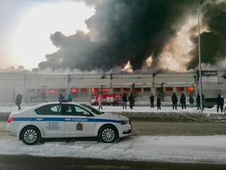 Около сотни пожарных тушат горящие склады в Красноярске