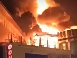 Около ста человек тушат крупный пожар в краснодарском ресторане