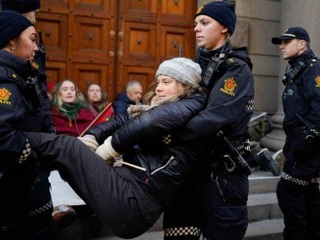 Полицейские на руках унесли Грету Тунберг с акции протеста в Осло