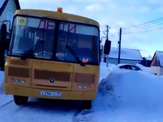 Школьный автобус насмерть сбил маленького мальчика на глазах у матери