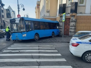 Неуправляемый автобус врезался в здание суда во Владивостоке