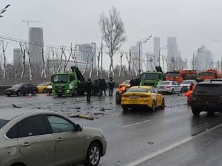 В массовом ДТП на Кутузовском проспекте в Москве пострадали три человека