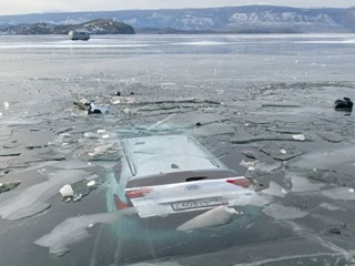 На Байкале взрослые и ребенок выскочили из ушедшей под лед машины