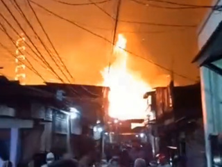 Не меньше 17 человек погибли при возгорании топливохранилища в Индонезии