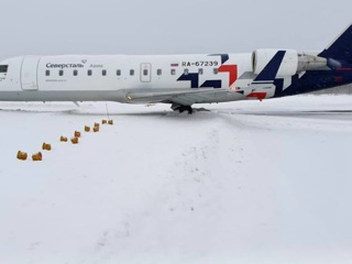Самолет выкатился за пределы полосы в аэропорту Мурманска