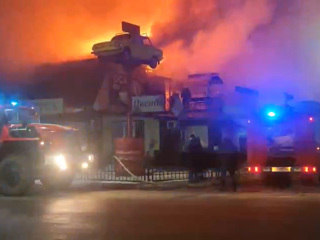 В Брянской области тушат крупный пожар, охвативший гостиницу и магазины