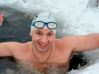 Паралимпиец из России Кочнев выиграл океанский заплыв в Чили