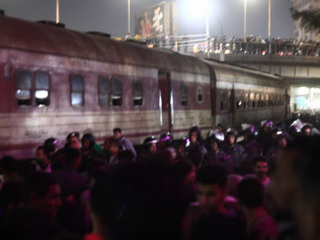 На севере Каира пассажирский поезд врезался в перрон и сошел с рельсов