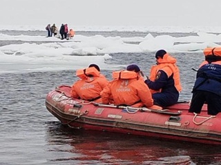 На Курилах спасли рыбаков с оторвавшейся льдины