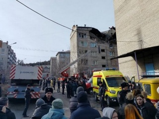 Под завалами поврежденного взрывом дома в Чите остаются люди
