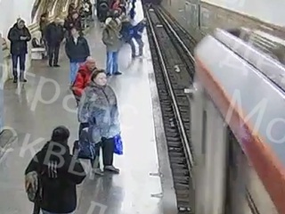 Пассажир метро столкнул школьника под поезд