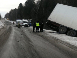 Водитель и пассажир скорой помощи погибли в аварии с грузовиком
