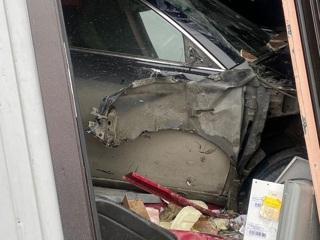 Автолюбительница протаранила торговый павильон в Челябинске