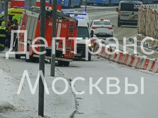 Легковушка протаранила столб на юго-западе Москвы, пострадали трое