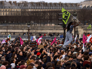 Во Франции приняли скандальный закон о пенсионной реформе в обход парламента