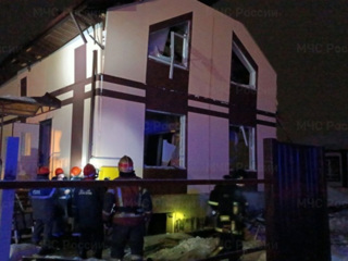 Три человека пострадали при взрыве газа в двухэтажном доме