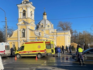 Микроавтобус врезался в людей на остановке в Петербурге