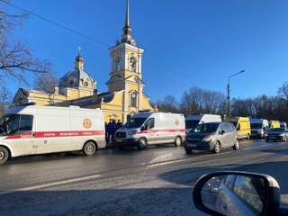 Двое детей получили тяжелые травмы после наезда микроавтобуса в Петербурге