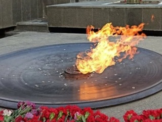 Уральские школьницы использовали Вечный огонь для жарки