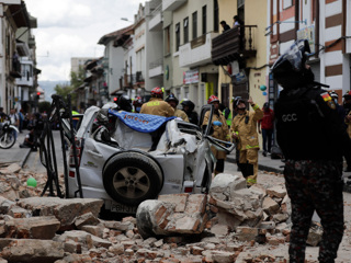 Количество пострадавших и жертв землетрясения в Эквадоре растет