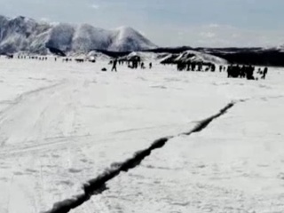 Терпящих бедствие на оторвавшейся льдине рыбаков спасают на Сахалине