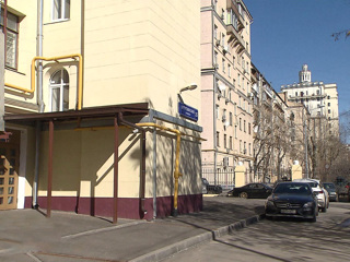 Жильцы теряют привычный вход в собственные квартиры