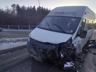 В Кузбассе пьяный водитель протаранил микроавтобус, пострадали шестеро