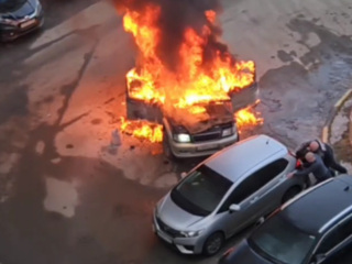Во дворе многоэтажки у парковки сгорел автомобиль