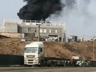 Во Владивостоке загорелся строящийся керлинг-центр