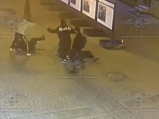 Нападение на прохожих на Арбате в центре Москвы попало на видео