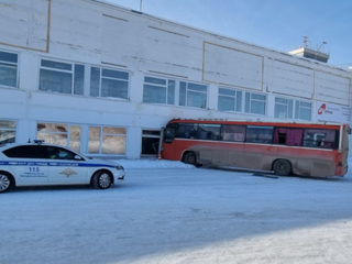 Рейсовый автобус устроил аварию в магаданском аэропорту