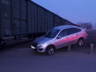 Женщина-водитель выехала под удар поезда на переезде
