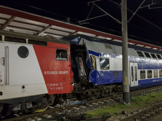 Неуправляемый локомотив протаранил вагон с пассажирами в Румынии