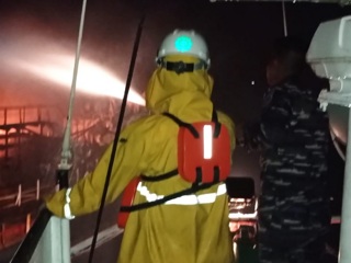 Двое погибли и один пропал без вести при пожаре на танкере в Индонезии