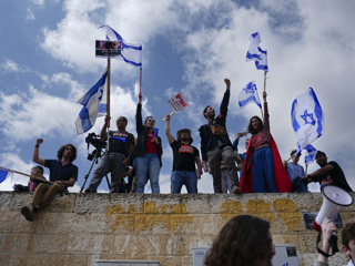 Израильтяне проникли в парламент, Нетаньяху просит избегать насилия