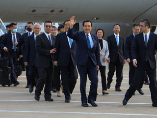 Экс-президент Тайваня совершает исторический визит в Китай