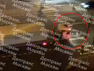 Пешеход попал под грузовик на севере Москвы