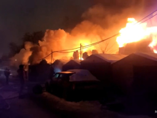 В Петербурге тушат крупный пожар в гаражном кооперативе