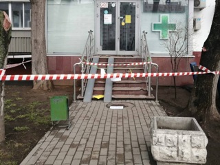 В Москве женщина провалилась сквозь крыльцо аптеки