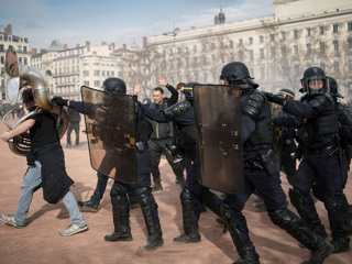 За две недели во Франции были ранены свыше тысячи полицейских