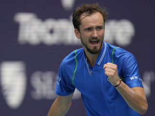 Медведев вышел в четвертый круг турнира в Мадриде