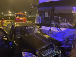 Водитель легкового автомобиля погиб после столкновения с автобусом