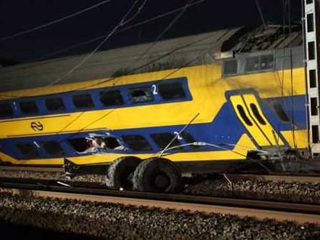Пассажирский поезд столкнулся с оборудованием на рельсах в Нидерландах