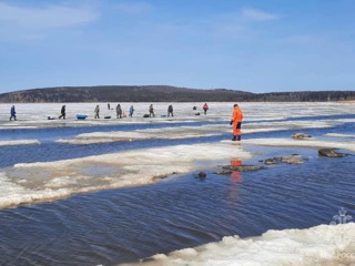 Лед на озере не выдержал веса сотни рыбаков
