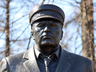 Скульптор рассказал о проектах памятника Жириновскому