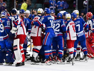 Хоккеисты СКА и ЦСКА устроили массовую драку после матча