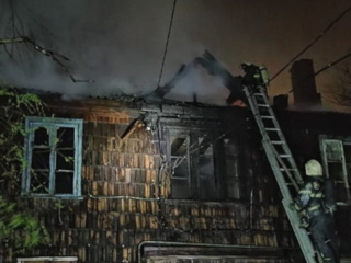 Жильцы пострадали во время крупного пожара в Астрахани
