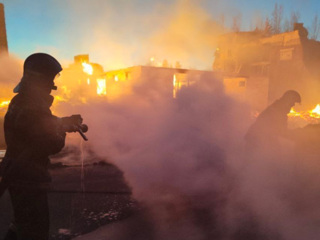 Больше 50 человек тушат крупный пожар в Дзержинске
