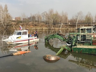 Спасатели ликвидировали разлив нефтепродуктов на Москве-реке