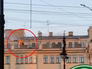 В Петербурге из-за пожара на крыше перекрыли часть Невского проспекта